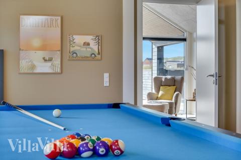 Lyxstuga 558 för 18 personer har ett stort aktivitetsrum med bl.a. biljard och dart