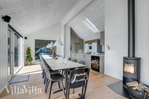 Det stora ljusa vardagsrummet i lyxstuga nr 558 för 18.