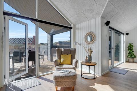 I soffhörnan i lyxstuga 558 i Vestjylland kan ni spela brädspel eller titta på film tillsammans.