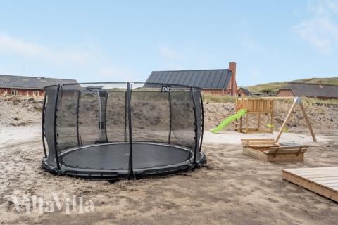 Till den trevliga sommarstugan nr 558 i Vestjylland erbjuds en mängd utomhusaktiviteter, t.ex. lektorn och gungor