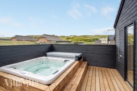 Njut av spabadets värme i lyxstuga nr 558 i Vestjylland