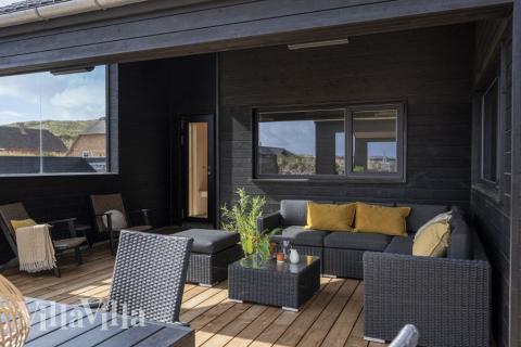 Stor terrass i lyxstuga nr 558 i Vestjylland.