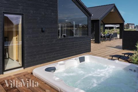 Lyxstuga nr 558 har en härlig terrass med sköna trädgårdsmöbler för 18 personer.