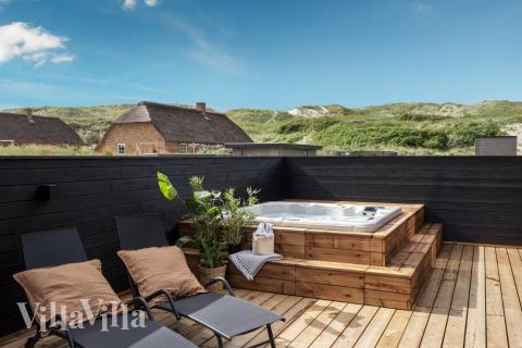 Njut av en grillkväll på terrassen i lyxstuga nr 558 i Vestjylland
