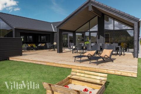 Den praktfulla poolstugan nr 558 med plats för 18 personer ligger i Vestjylland