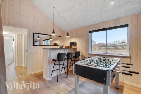 Den härliga sommarstugan bjuder bland annat på en bar som denna i lyxstuga 545 i Limfjorden