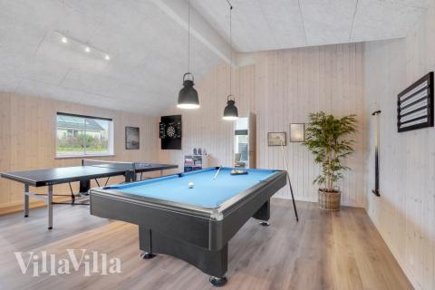 Aktivitetsrum i lyxstuga nr 545 med 7 sovrum och plats för 18 personer.