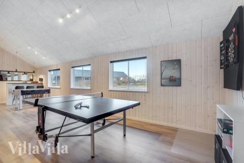 Lyxstuga 545 för 18 personer har ett stort aktivitetsrum med bl.a. biljard och dart