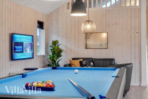Förutom de många timmar som du kan tillbringa i stugans poolavdelning erbjuder lyxstuga 545 även biljard, bordtennis och dart