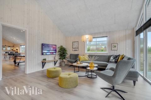 I soffhörnan i lyxstuga 545 i Limfjorden kan ni spela brädspel eller titta på film tillsammans.