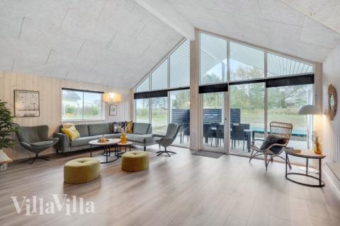 Soffhörnan i lyxstuga 545 i Limfjorden.