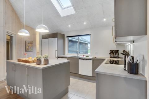 Köket i lyxstuga nr 545 är utrustat så att ni kan laga mat till 18 personer.