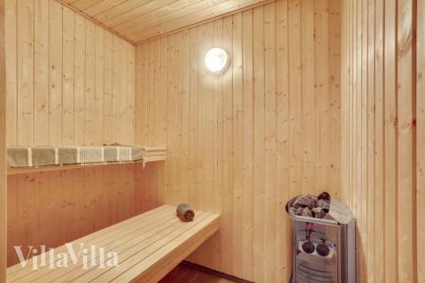 Njut av bastuvärmen i lyxstuga nr 545 för 18 personer