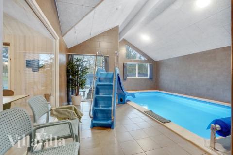 Den härliga poolen i lyxstuga nr 545 för 18 personer