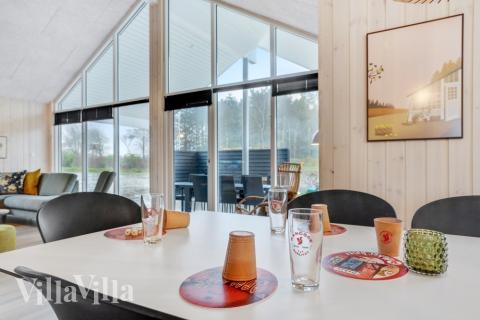 Det stora ljusa vardagsrummet i lyxstuga nr 545 för 18.