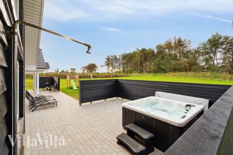 Lyxstuga nr 545 erbjuder bland annat ett härligt spabad