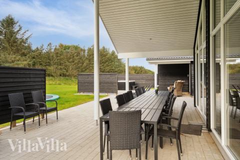 Njut av en grillkväll på terrassen i lyxstuga nr 545 i Limfjorden