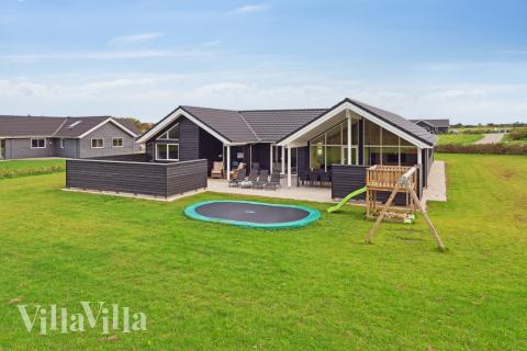 Den praktfulla poolstugan nr 545 med plats för 18 personer ligger i Limfjorden