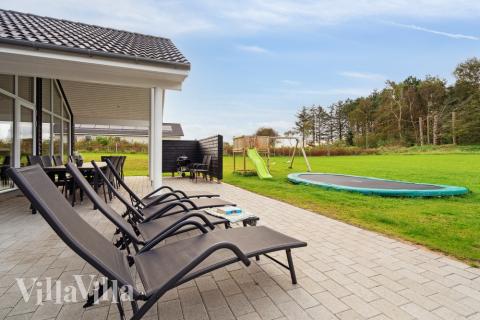 Stor terrass i lyxstuga nr 545 i Limfjorden.