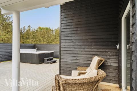 På terrassen i sommarhus nr 545 finns det plats för upp till 18 gäster.