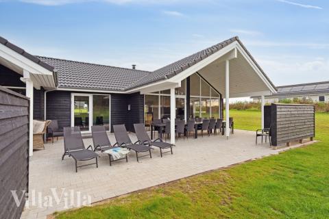 Lyxstuga nr 545 har en härlig terrass med sköna trädgårdsmöbler för 18 personer.