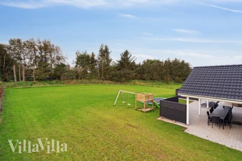 Till den trevliga sommarstugan nr 545 i Limfjorden erbjuds en mängd utomhusaktiviteter, t.ex. lektorn och gungor