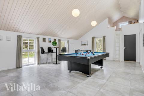 Förutom de många timmar som du kan tillbringa i stugans poolavdelning erbjuder lyxstuga 570 även biljard, bordtennis och dart