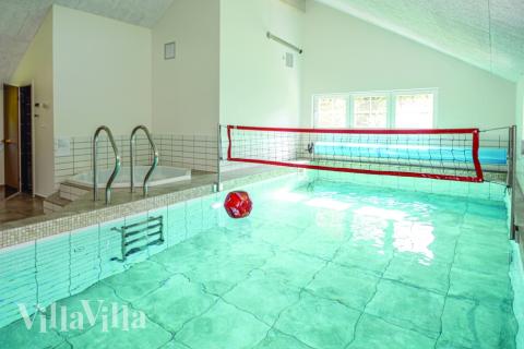 Sommarstuga 570 är inredd med en smakfull poolavdelning som har vattenrutschbana, ett stort inbyggt spapad och bastu