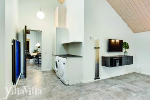 Den rymliga entrén i lyxstuga nr 570 i Vestjylland