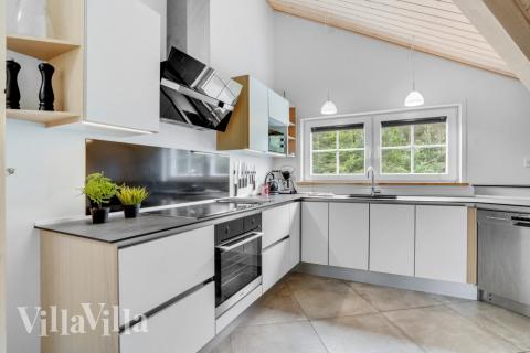 Köket i lyxstuga nr 570 är utrustat så att ni kan laga mat till 14 personer.