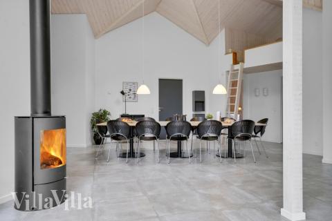 Det stora ljusa vardagsrummet i lyxstuga nr 570 för 14.