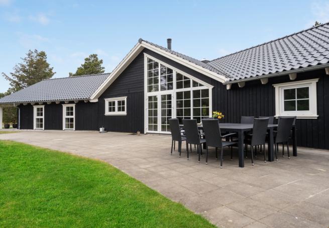 Den praktfulla poolstugan nr 570 med plats för 14 personer ligger i Vestjylland