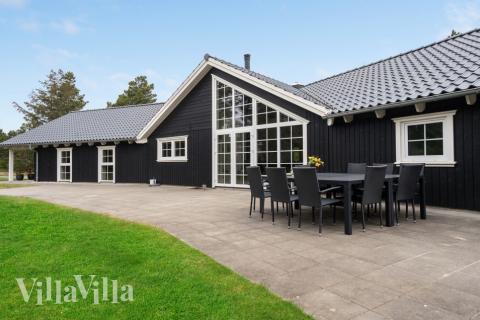 Den praktfulla poolstugan nr 570 med plats för 14 personer ligger i Vestjylland