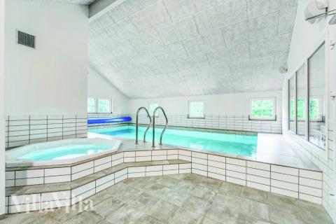 Njut av spabadets värme i lyxstuga nr 570 i Vestjylland