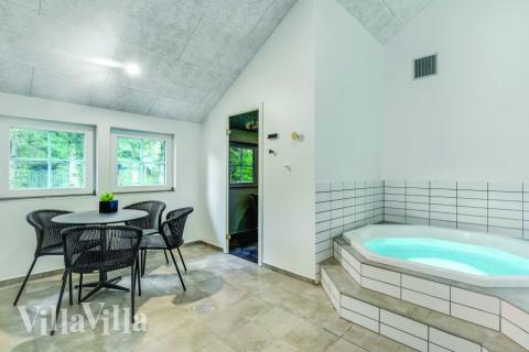 Den härliga poolen i lyxstuga nr 570 för 14 personer