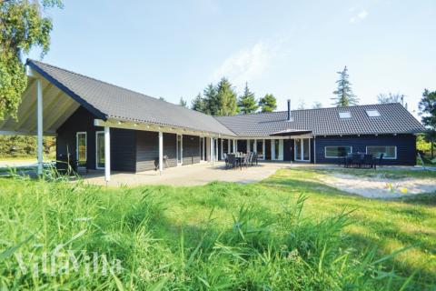 Den praktfulla poolstugan nr 571 med plats för 22 personer ligger i Sydjylland