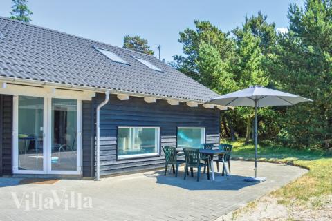 Lyxstuga nr 571 har en härlig terrass med sköna trädgårdsmöbler för 22 personer.