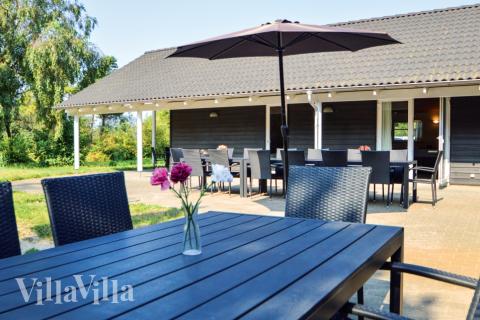 Njut av en grillkväll på terrassen i lyxstuga nr 571 i Sydjylland