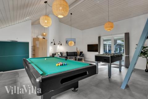 Aktivitetsrum i lyxstuga nr 571 med 8 sovrum och plats för 22 personer.