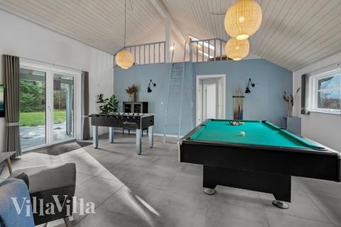 Förutom de många timmar som du kan tillbringa i stugans poolavdelning erbjuder lyxstuga 571 även biljard, bordtennis och dart