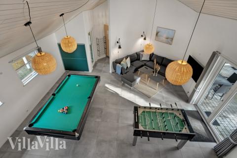 Lyxstuga 571 för 22 personer har ett stort aktivitetsrum med bl.a. biljard och dart