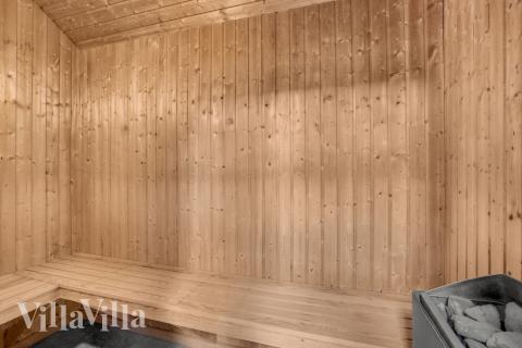 Njut av bastuvärmen i lyxstuga nr 571 för 22 personer