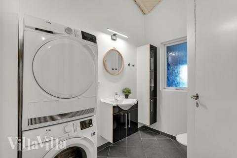 Ett duschrum finns i lyxstuga nr 571 för 22 personer.