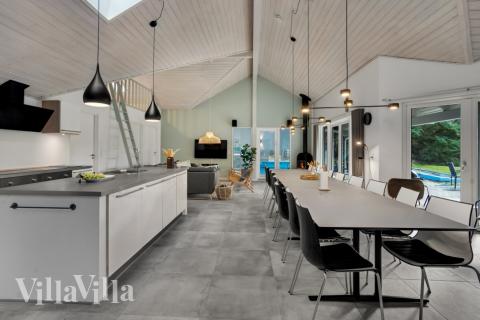 Det stora ljusa vardagsrummet i lyxstuga nr 571 för 22.