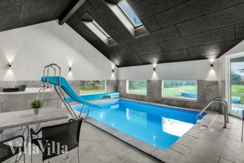 Den härliga poolen i lyxstuga nr 571 för 22 personer