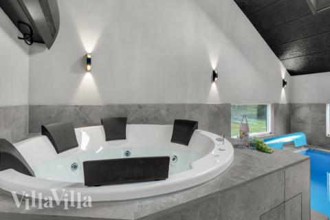 Njut av spabadets värme i lyxstuga nr 571 i Sydjylland