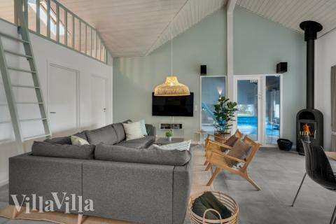 I soffhörnan i lyxstuga 571 i Sydjylland kan ni spela brädspel eller titta på film tillsammans.