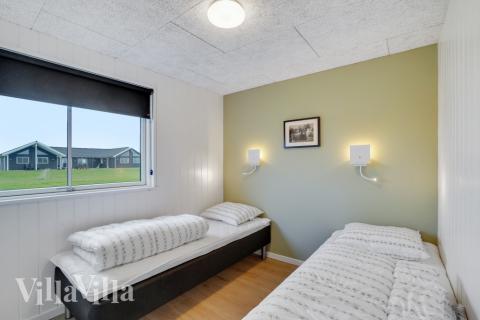 Ett av de 9 utmärkta sovrummen i lyxstuga nr 551 i Vestjylland.