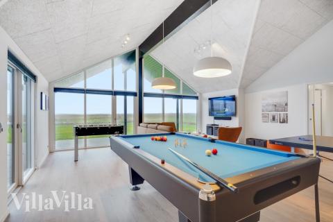 Aktivitetsrum i lyxstuga nr 551 med 9 sovrum och plats för 24 personer.