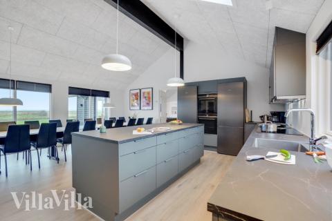 Välinrett kök i lyxstuga nr 551 i Vestjylland.